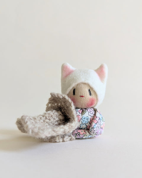 Tiny Floral Kitten/beige blanket