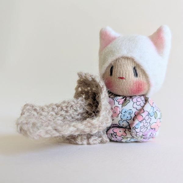 Tiny Floral Kitten/beige blanket
