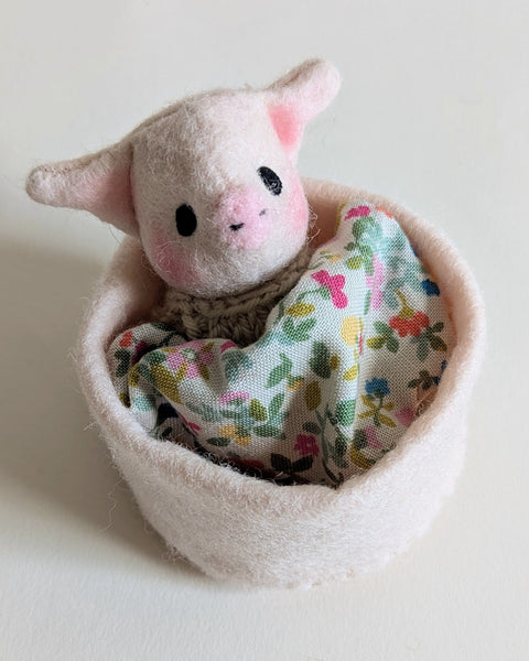 Tiny Pig in a basket play set