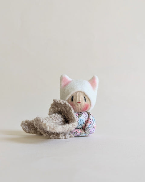 Tiny Floral Kitten/beige blanket