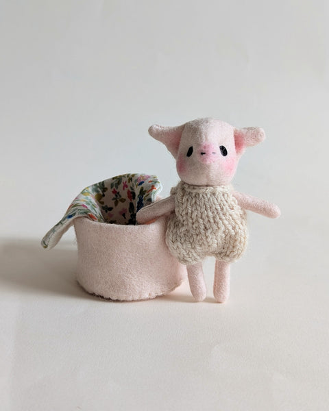 Tiny Pig in a basket play set