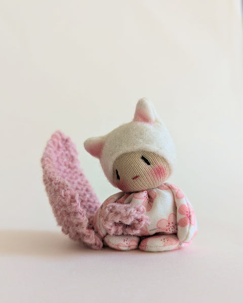 Tiny Floral Kitten/pink blanket