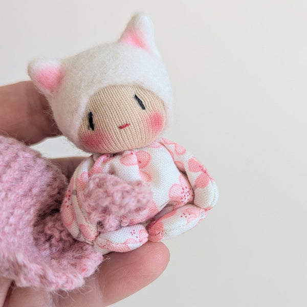 Tiny Floral Kitten/pink blanket