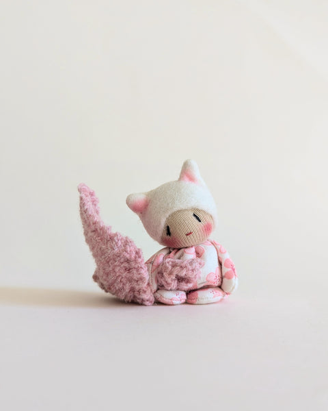Tiny Floral Kitten/pink blanket