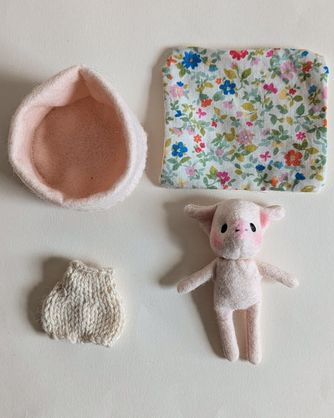 Tiny Pig in a basket play set