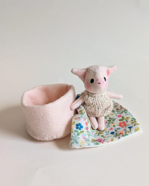 Tiny Pig in a basket play set