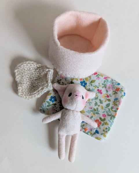 Tiny Pig in a basket play set