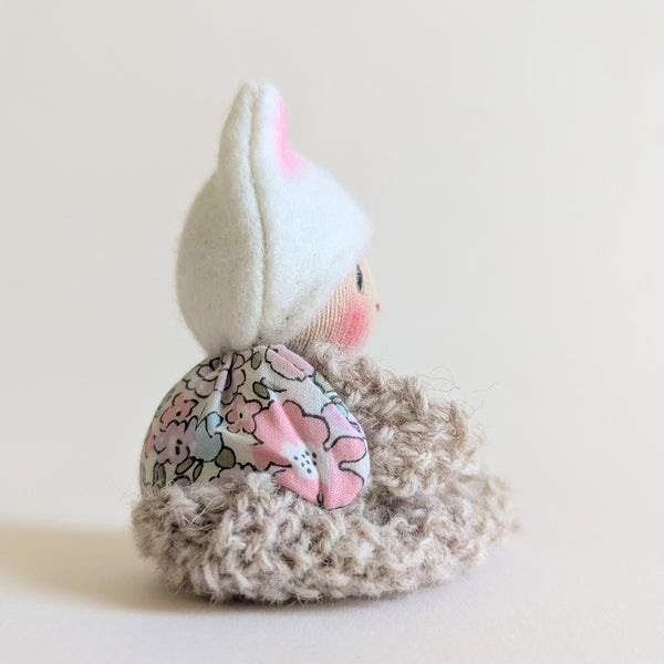 Tiny Floral Kitten/beige blanket