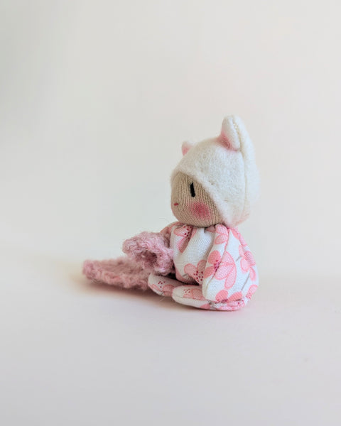 Tiny Floral Kitten/pink blanket